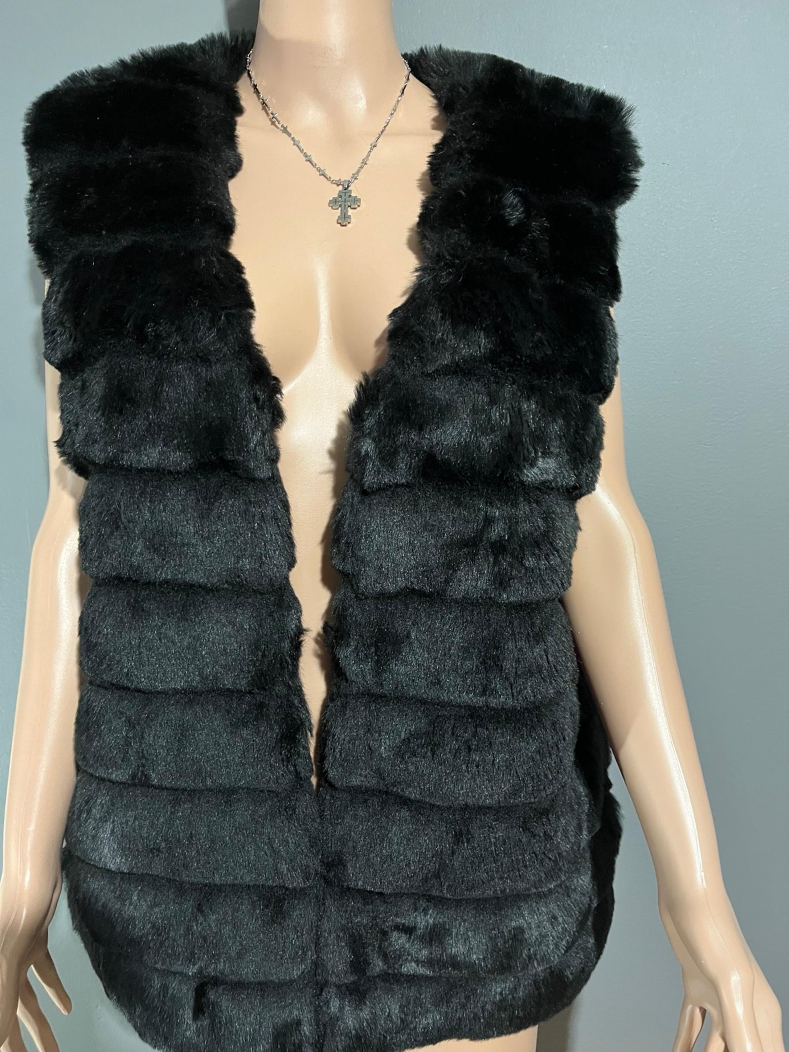 TAHARI faux fur black vest has been worn only once Size L