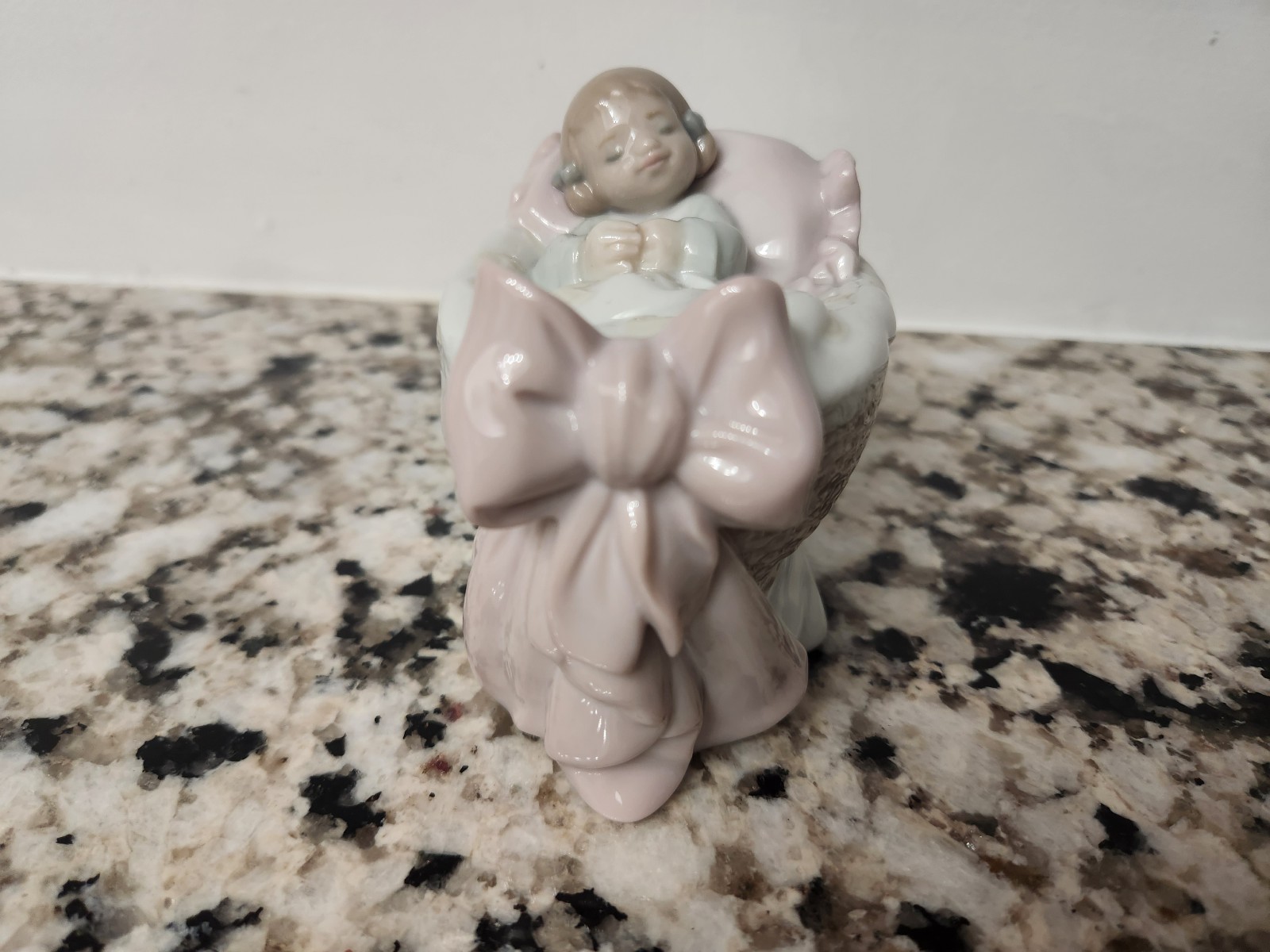 Lladro a new treasure girl Virginia Gonzalez 01006977 baby girl in crib