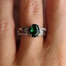 New Beautiful Green Oval Cut Ring
