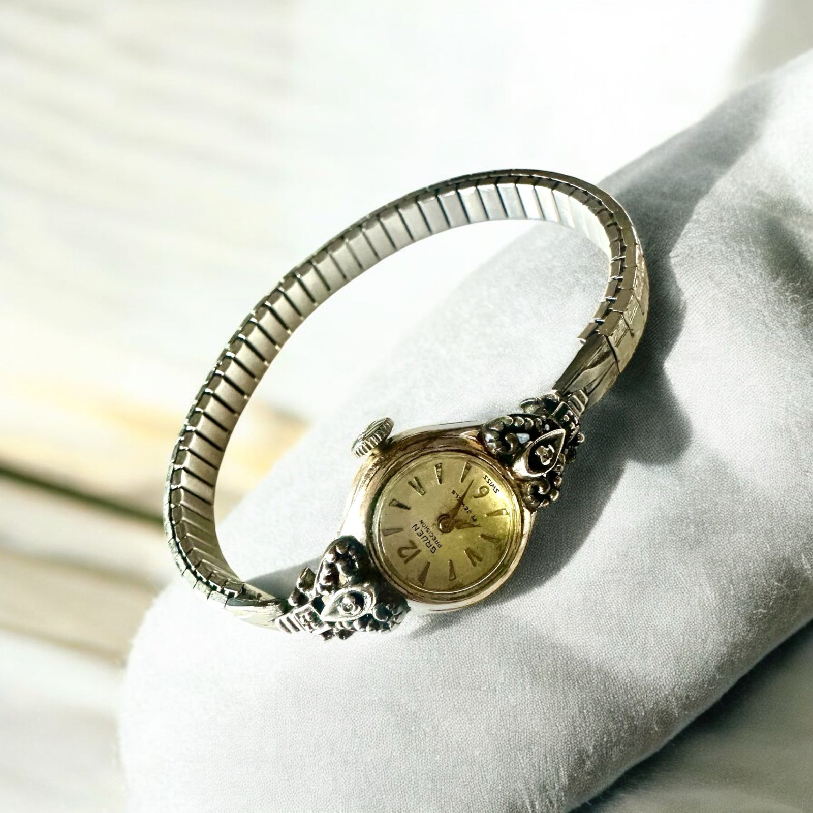 Vintage Gruen 17 Jewel Ladies Mechanical Wristwatch N225R Fancy w 2 Diamonds