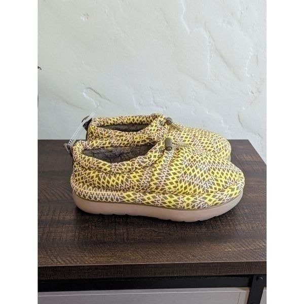 NWOB UGG Women's Maxi Heritage Braid Burnt Olive Platform Clog Shoes - Size 9