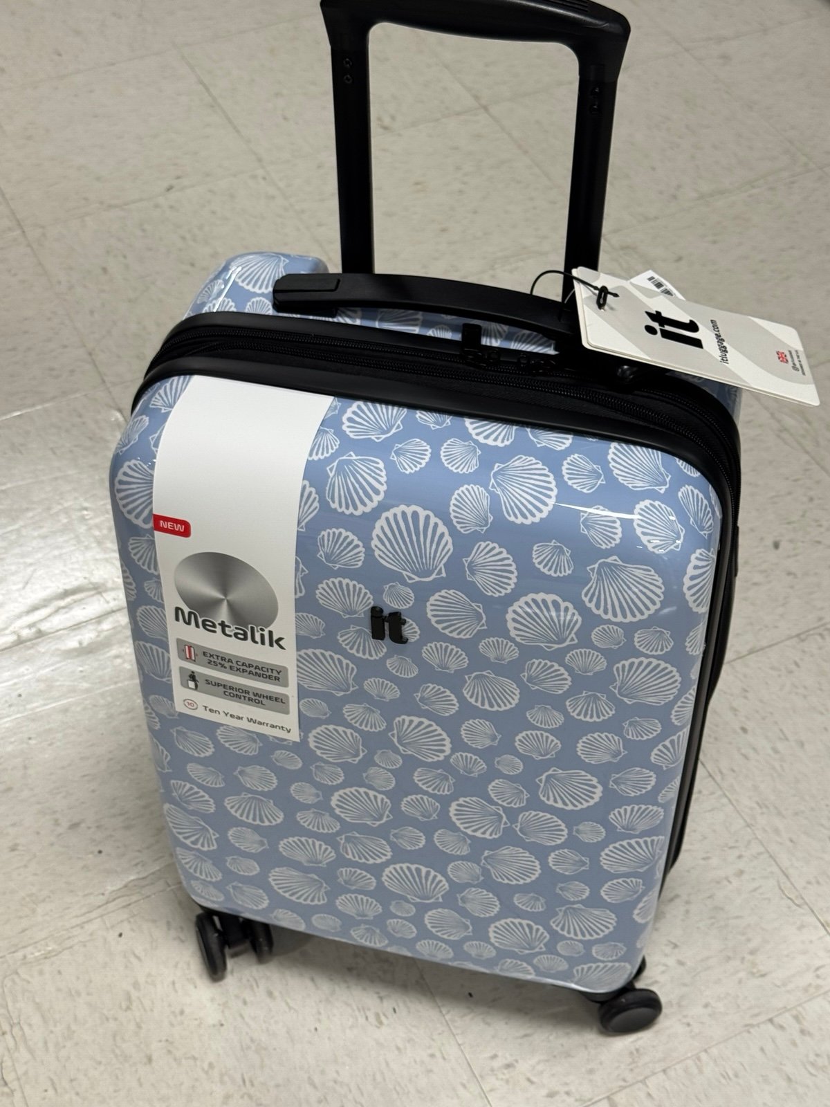 IT luggage carry on 22”