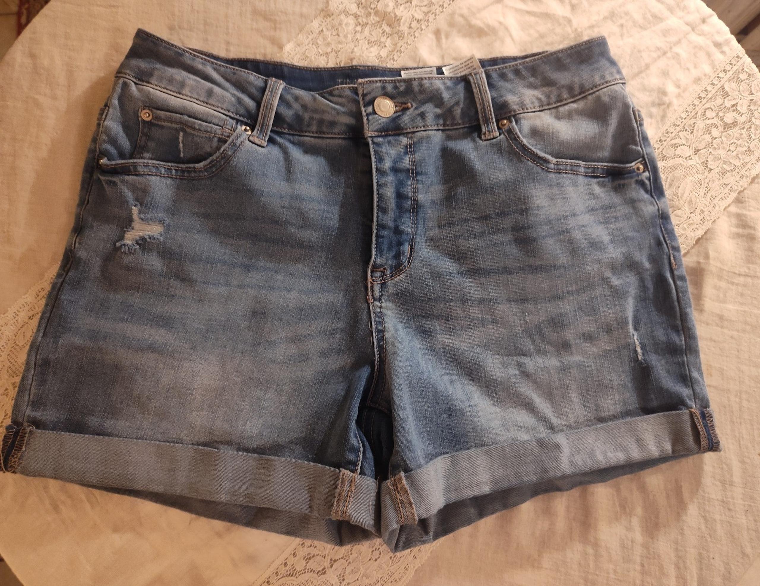 Time and tru mid rise denim shorts size 8