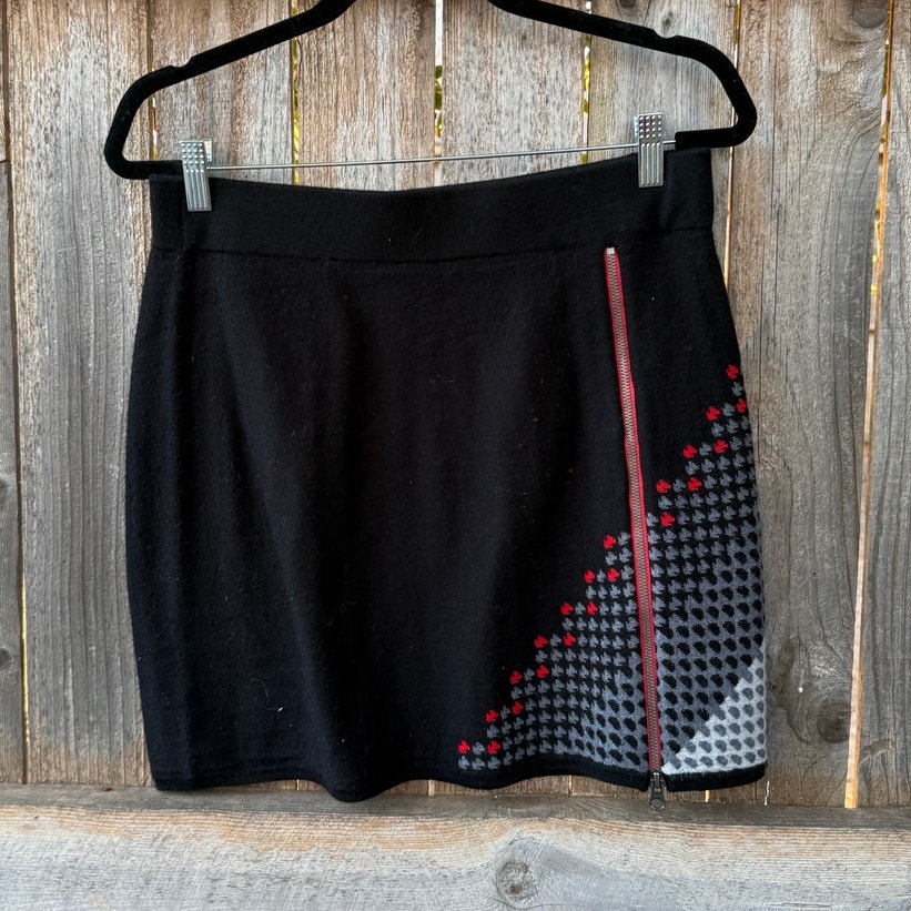 TITLE 9 ladies athletic mini SKIRT 100% Merino wool black red gray SMALL zipper