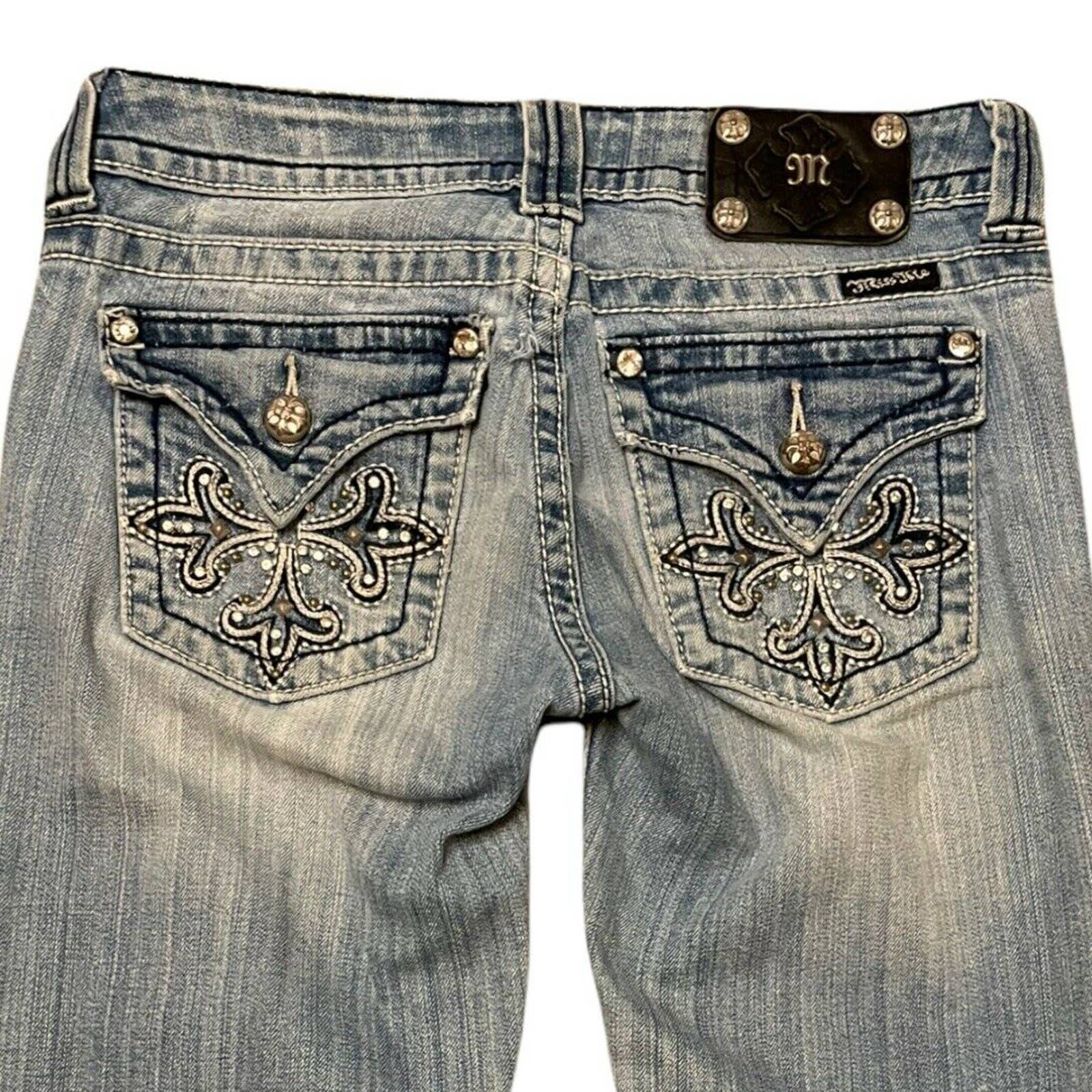 Miss Me Capri Jeans Back Flap Pocket Light Wash Embellish Womens Size 27 JP5335P