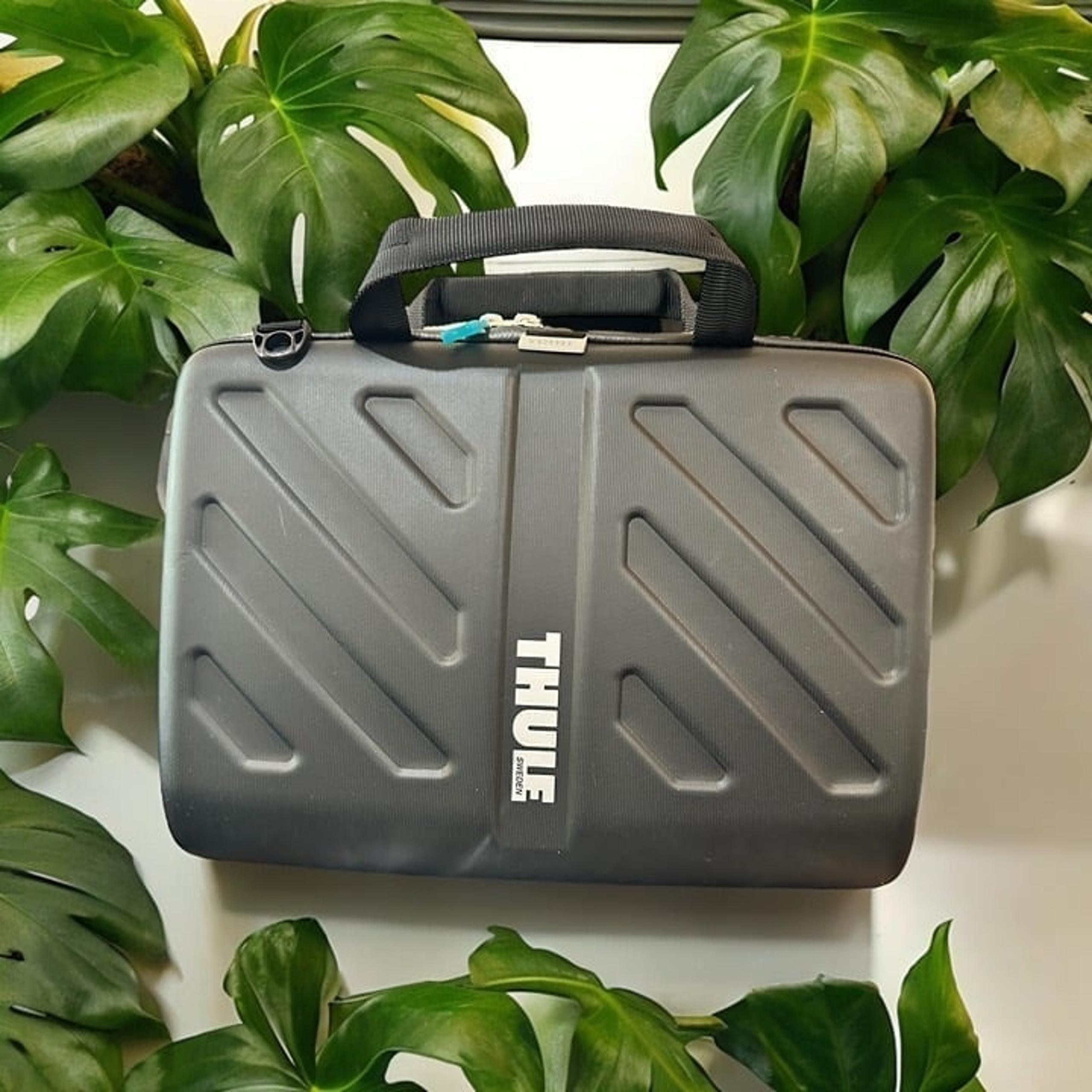 Thule Sweden Semi-Hard Shell Laptop Bag Crossbody Messenger Shoulder Bag Black