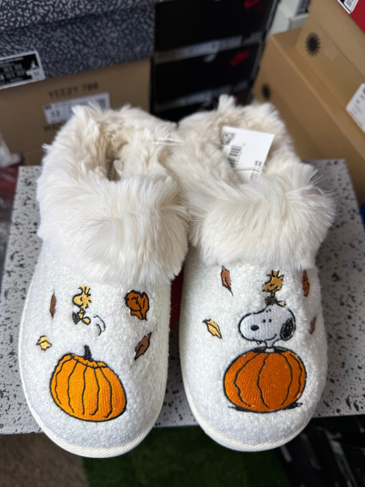American Eagle Peanut Snoopy Slippers Size 7w