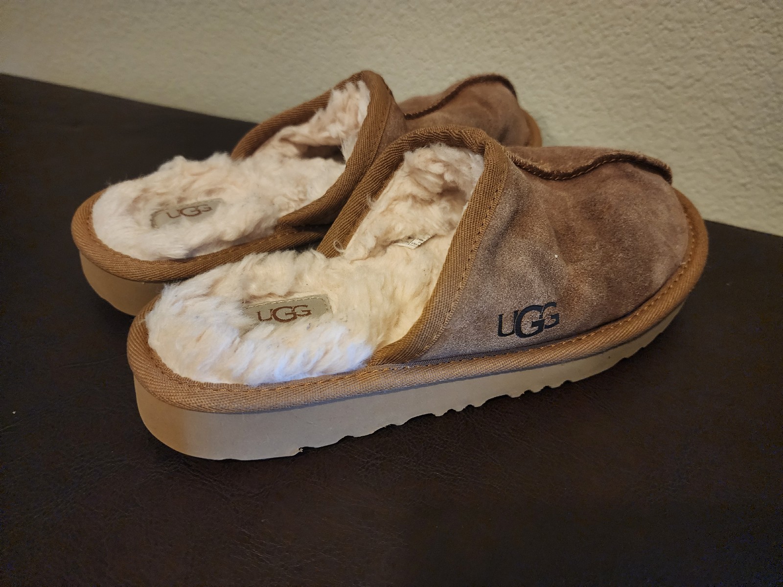 UGG Keegan Slipper for kids. Size USA 2, UK 1,,EUR 33,5, JAPAN 21. MADE IN VIET