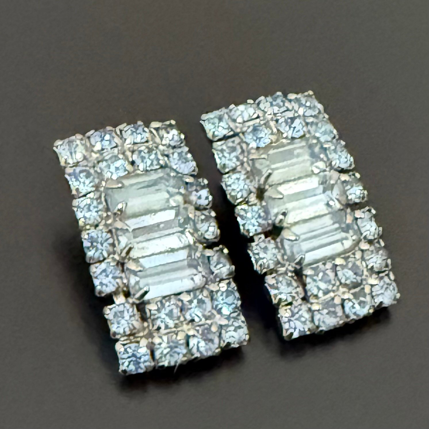 Vintage Unsigned Blue Pave Rhinestones Silver-tone Clip On Earrings 10g.