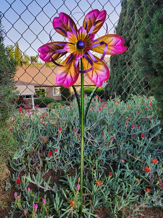 36 H, Pink/Gold Iridescent Flower Spinner Stake, Garden Decoration