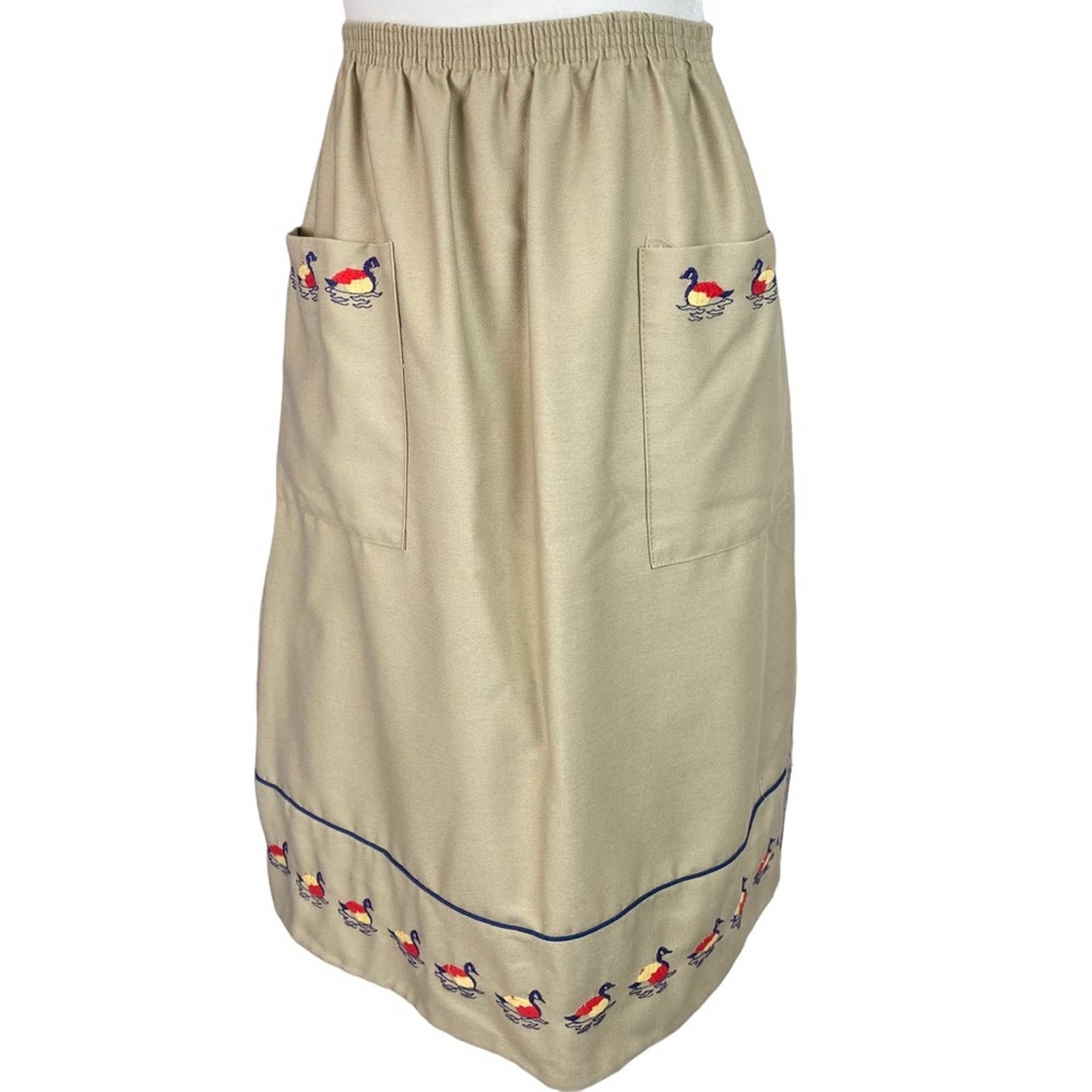 Vintage duck embroidered pull on cotton blend midi skirt. Tan navy piping.