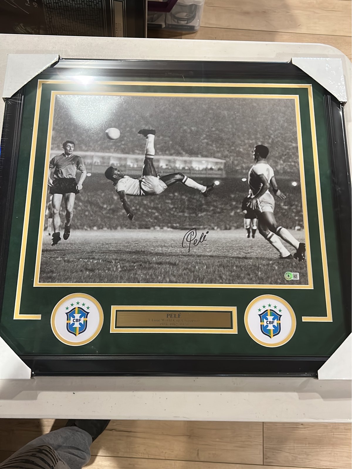 Pele autograph signed Soccer Brazil 16x20 photo black framed Beckett