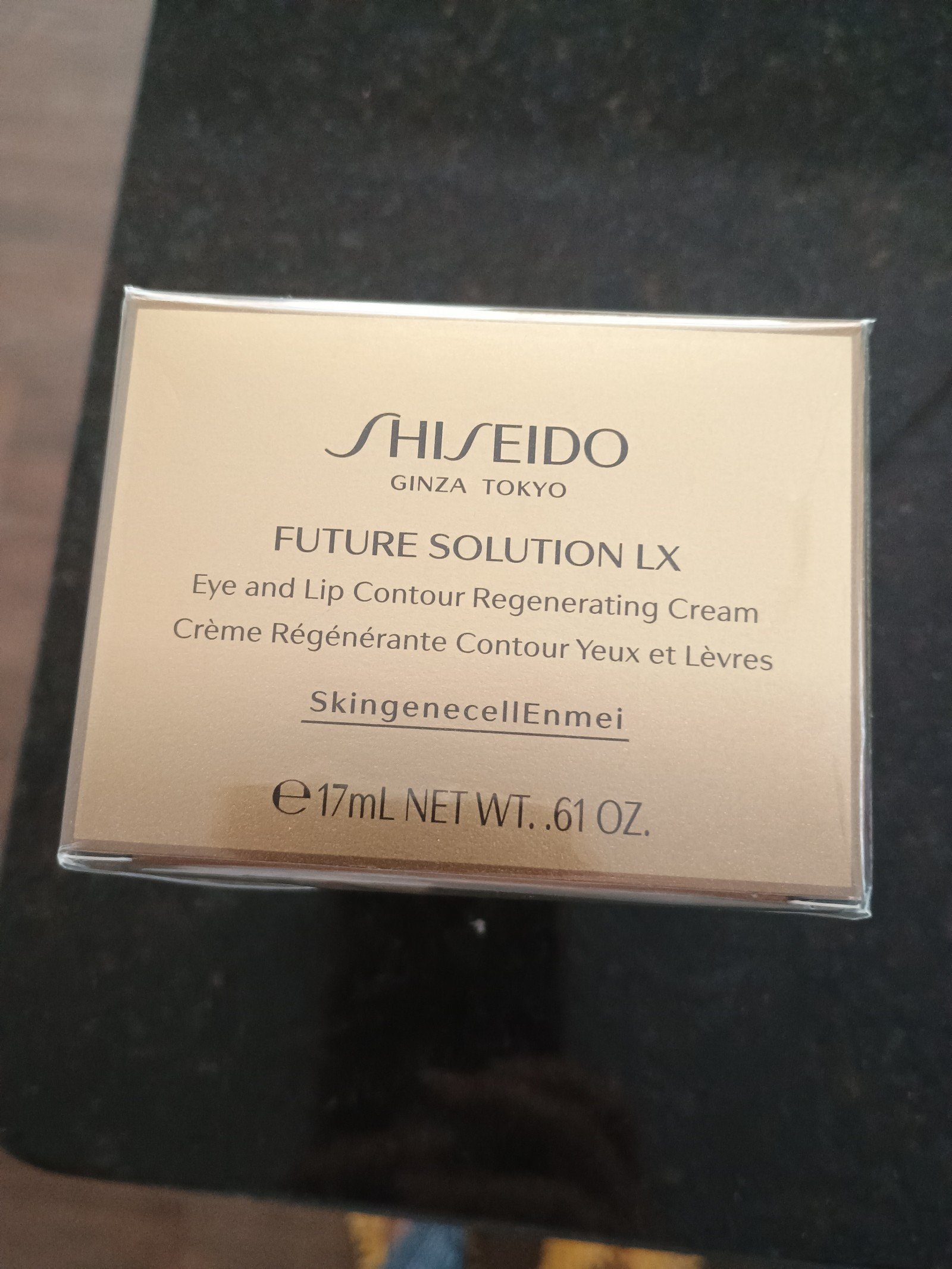 Future Solution eye and lip contour regenerating cream