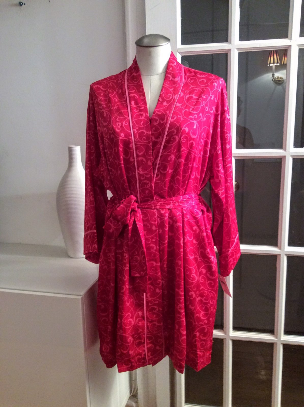 Natori Fuschia Robe new with tag- size M