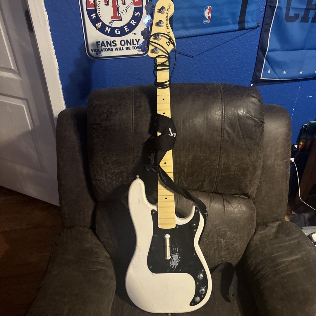 Rock Band 2 Fender Precision Bass Wireless Guitar Xbox 360 MadCatz Rare White