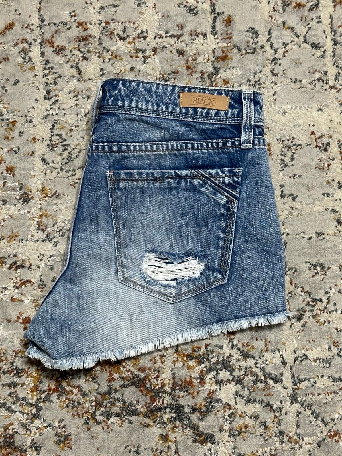 BUCKLE BLACK DISTRESSED FLORAL EMBROIDER DESIGN BLUE JEAN SHORTS SIZE 28