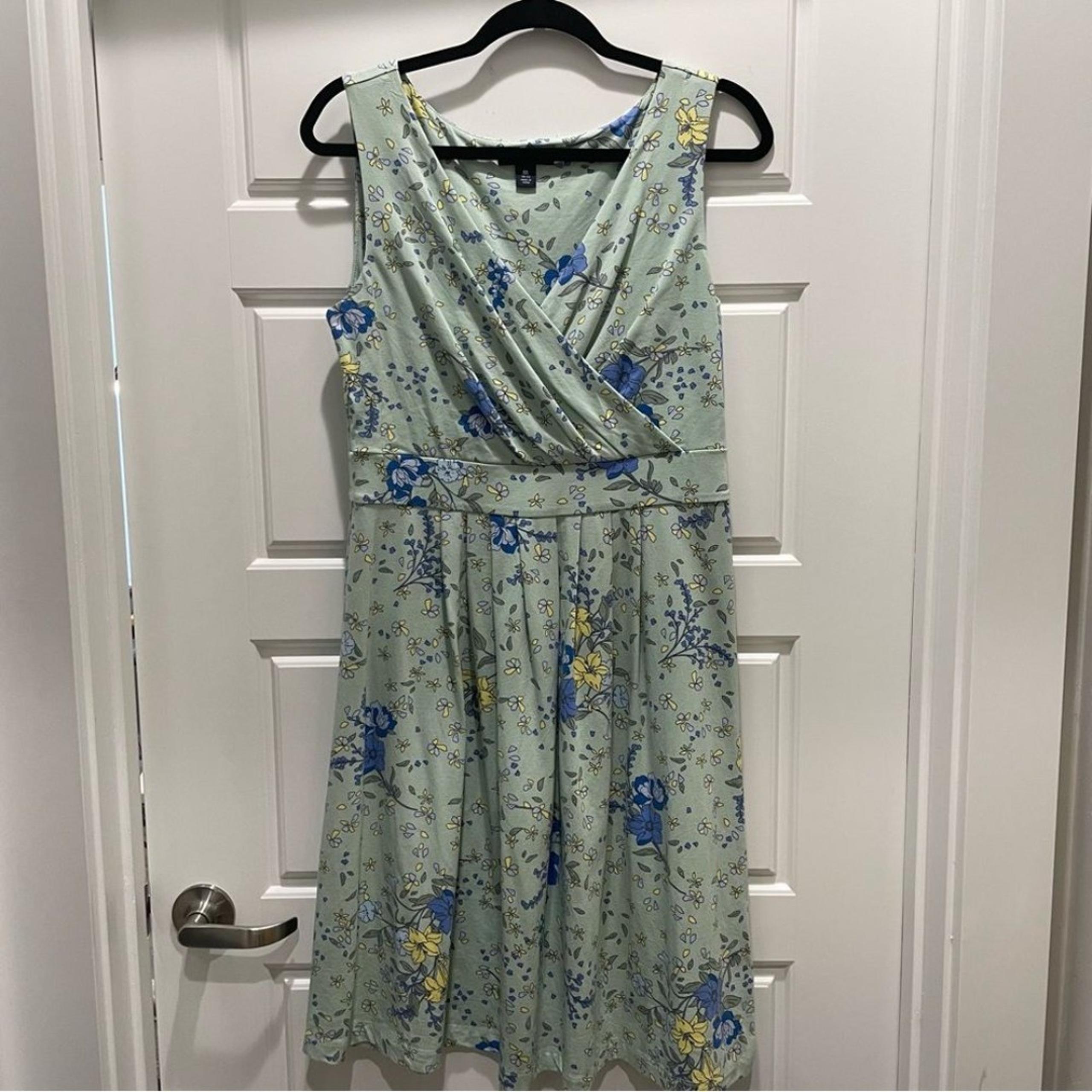 Lands’ End Light Green Sleeveless Floral Fit & Flare V-Neck Dress Size Medium