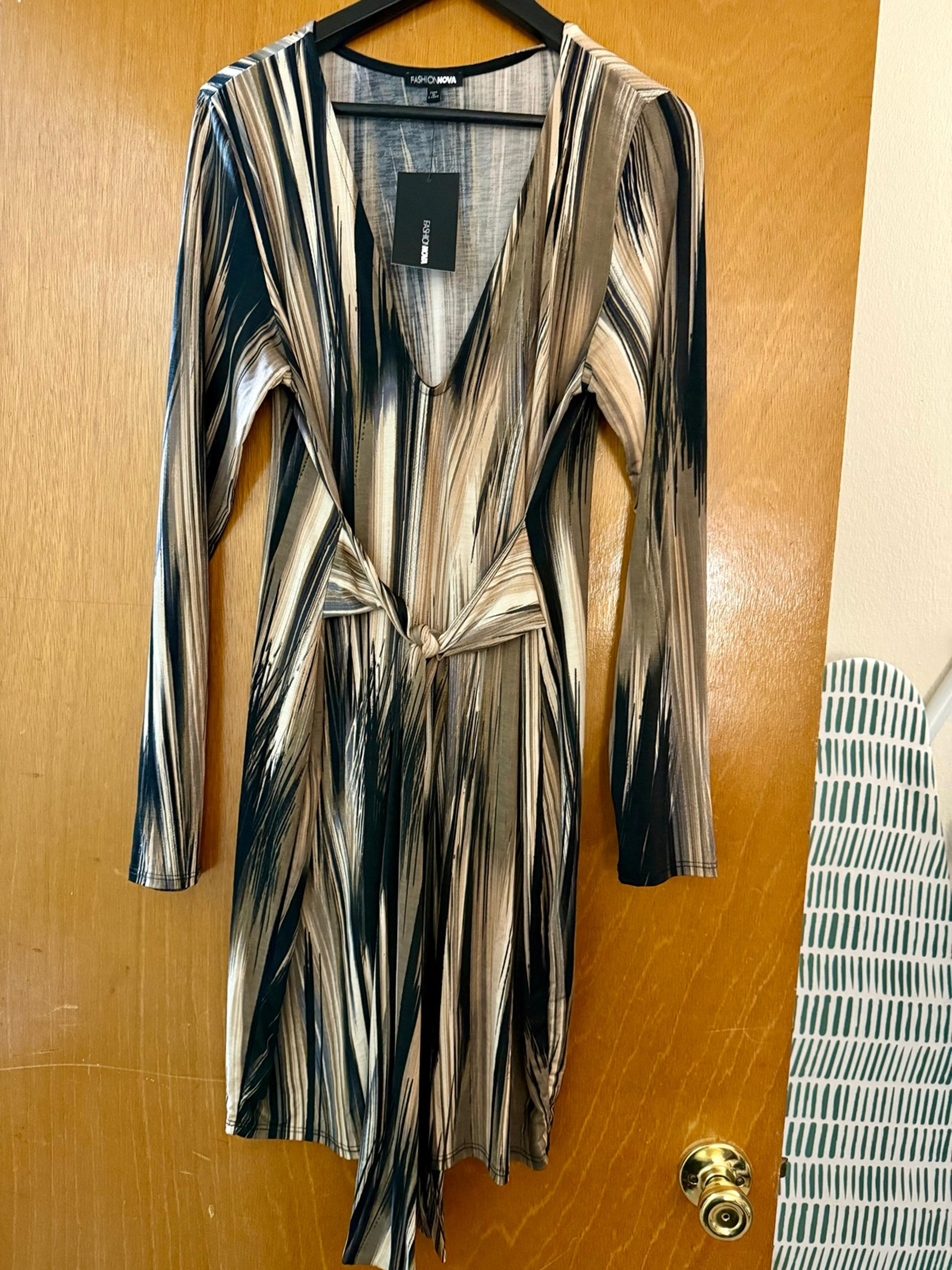 FASHION NOVA body fitting dress