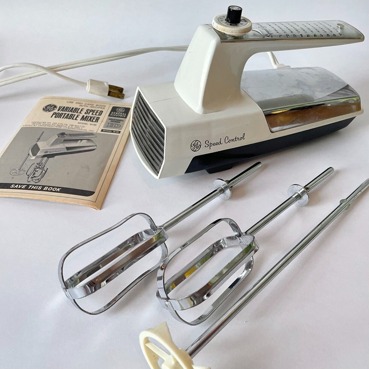 G.E. ‘Speed Control’ Vintage 70s Retro Handheld Portable Kitchen Mixer