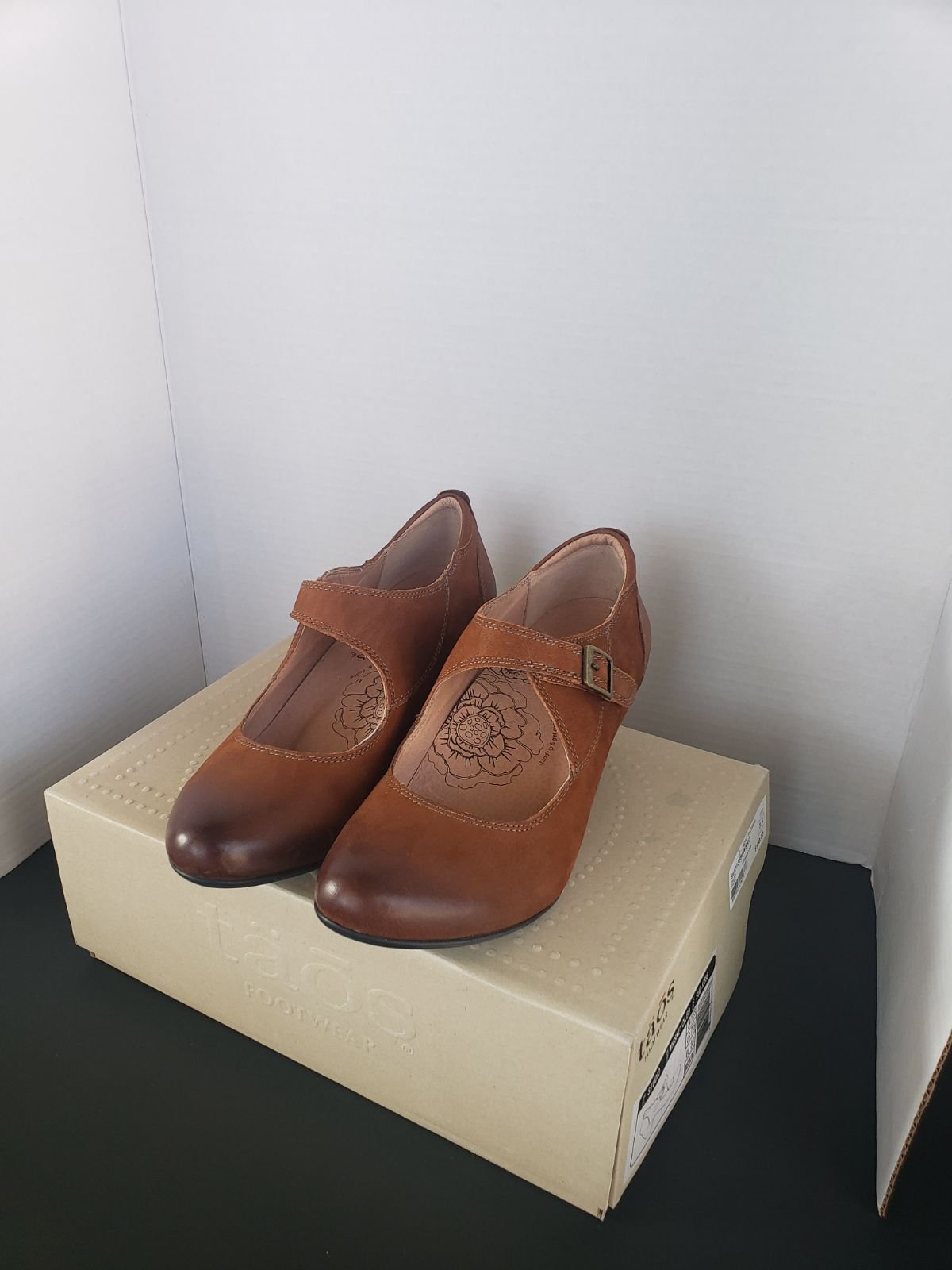 Taos Women's Studio Dtle Shoes size 7.5 Brown leather