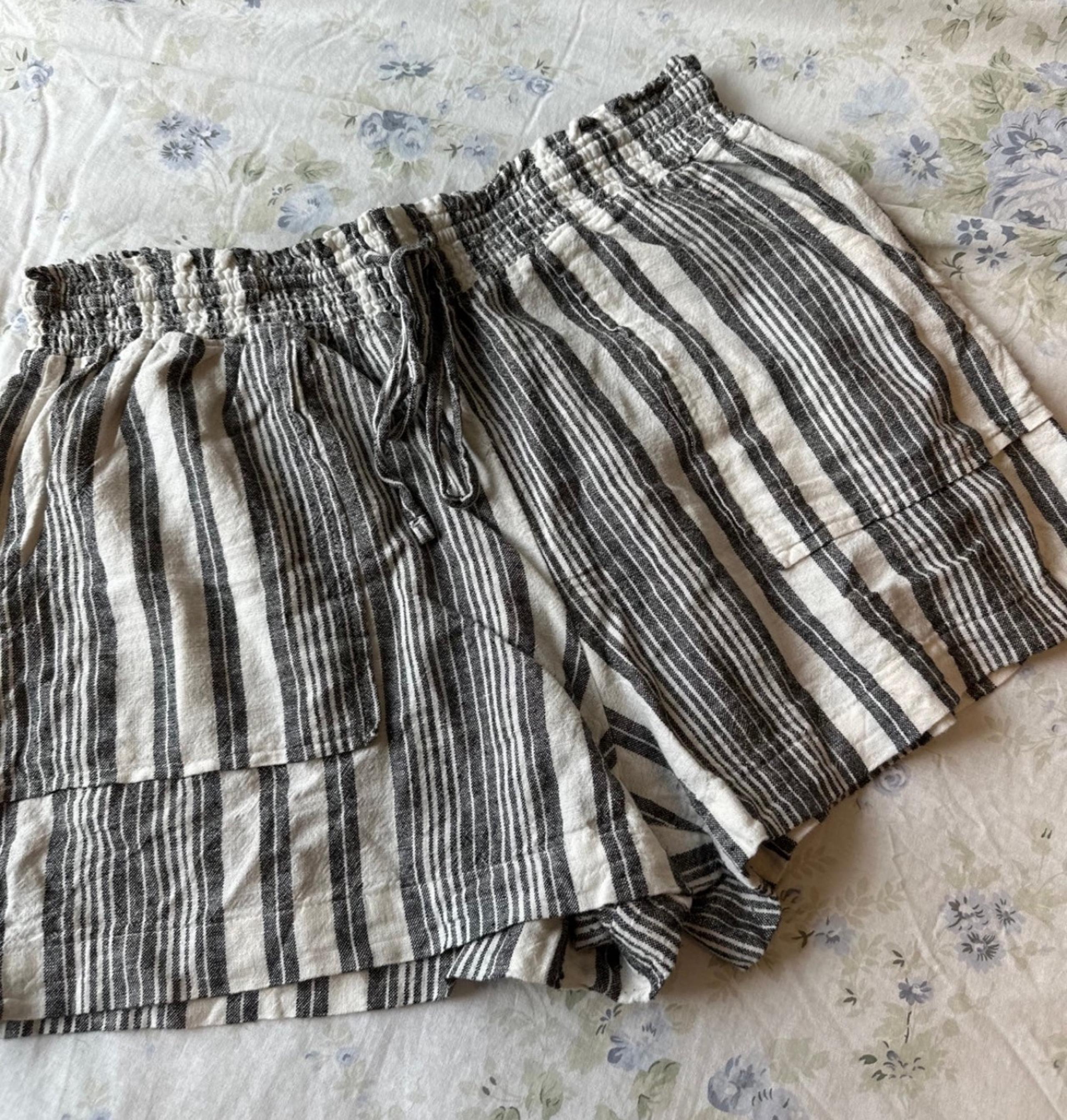 TIME AND TRU WOMEN STRIPED WHITE GREY PULL ON SPRING BOUNCY SHORTS L LARGE