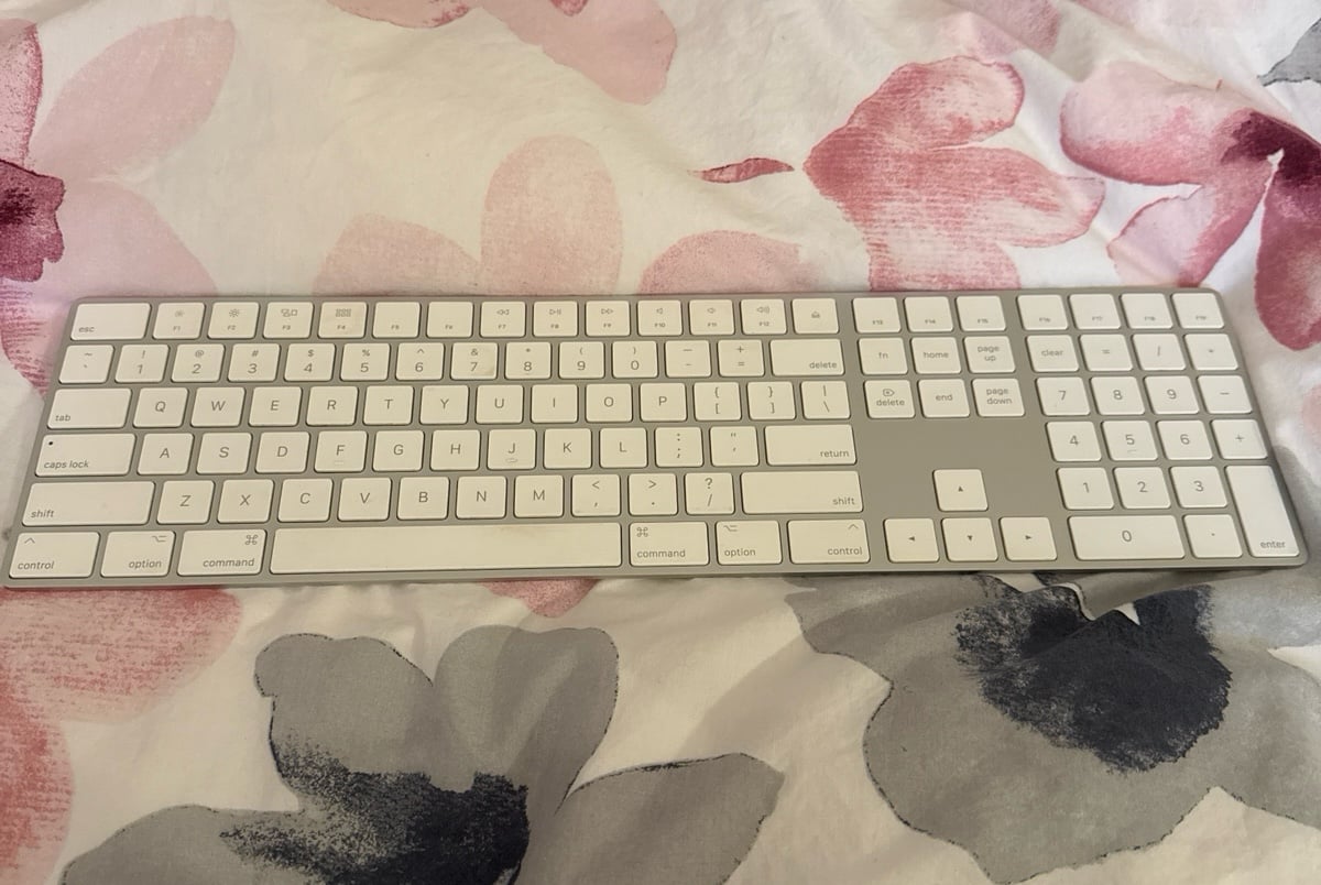 Apple Magic Keyboard full size lightning port