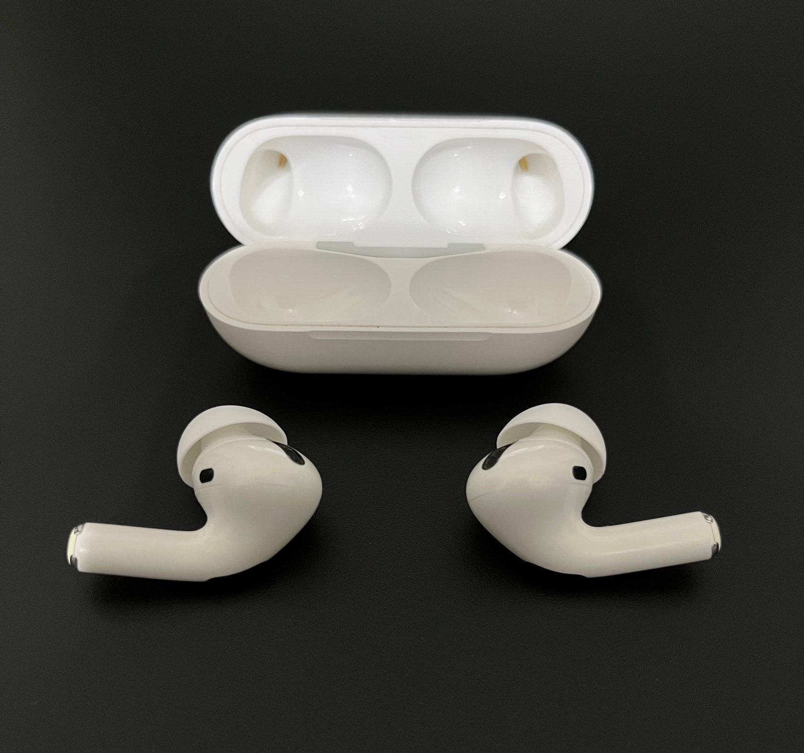 Apple AirPods Pro with Charging Case 1st Generation A2190