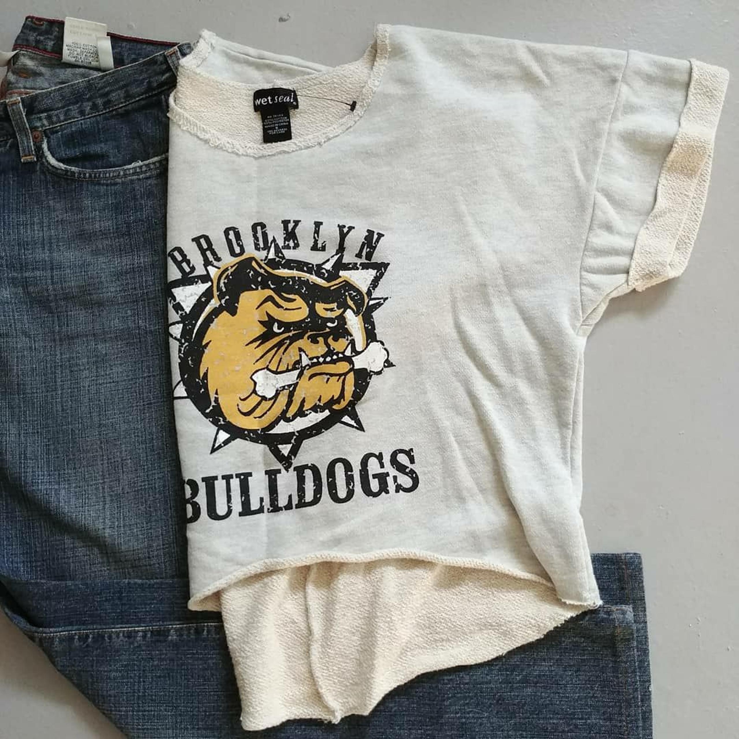 WET SEAL BROOKLYN NULLDOGS SM SWEATSHIRT