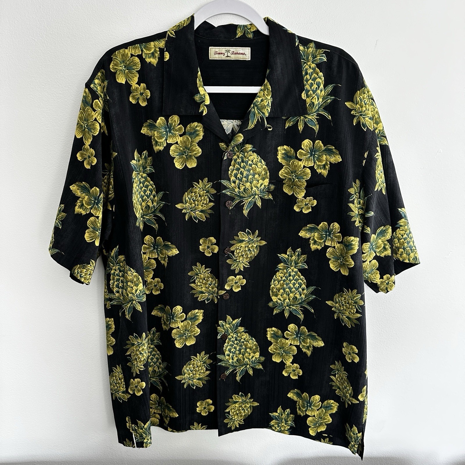 Tommy Bahama Silk Camp Shirt Large Black Yellow Pineapple AOP Hawaiian Tropical