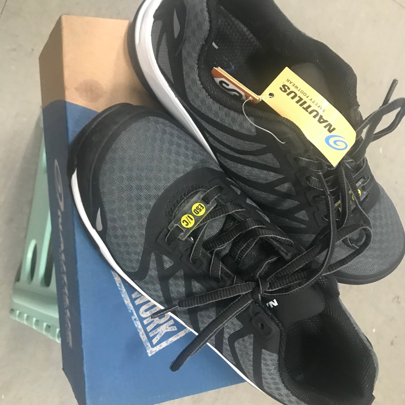 nautilus safety toe shoes for men