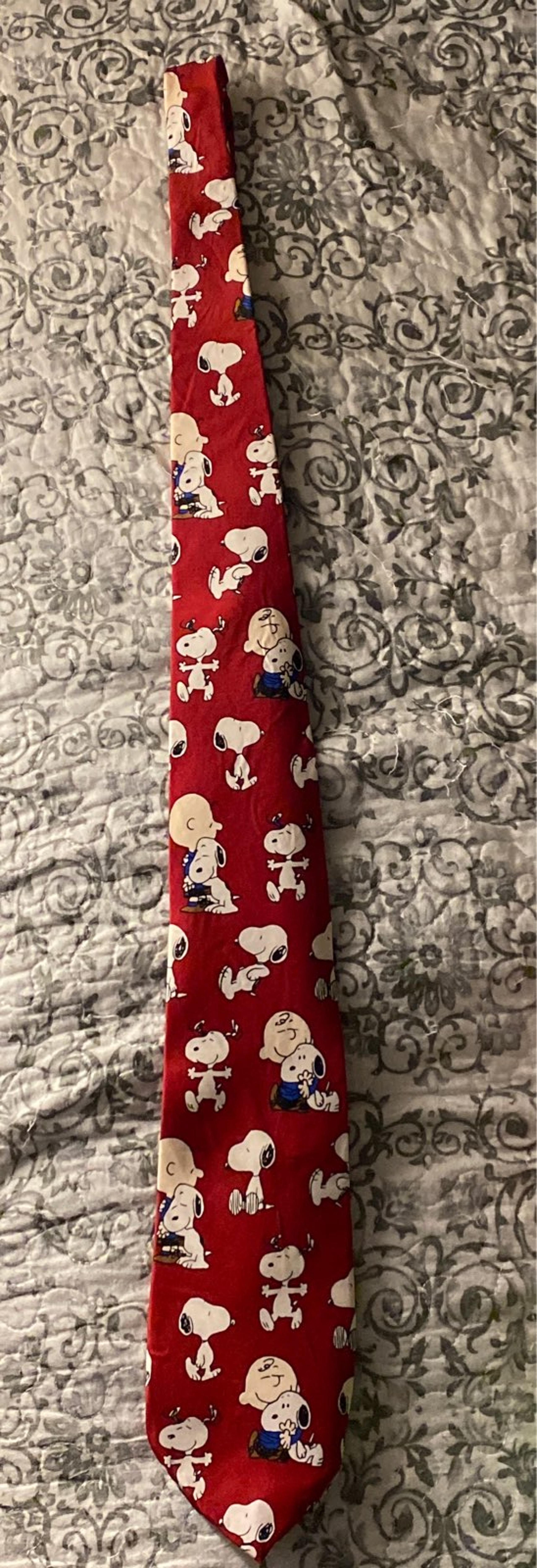 Peanuts tie