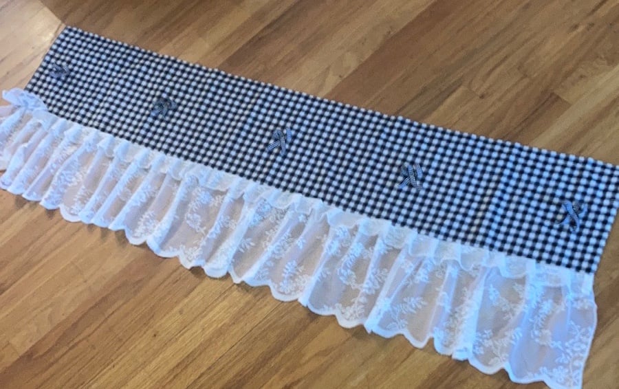Black Gingham White Floral Lace Scalloped Trim 18 x 54 Valance Good Condition