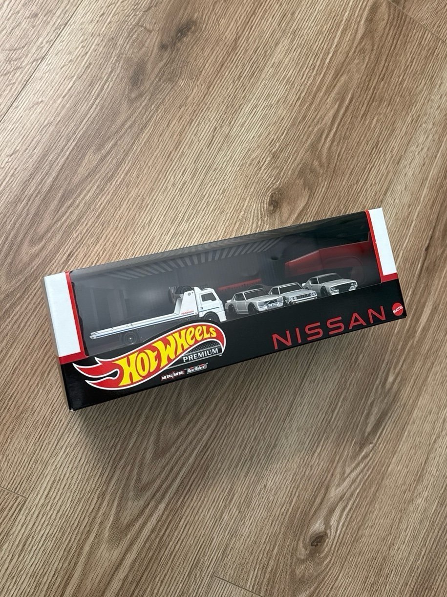 Hot Wheels Premium Nissan Skyline Team Transport Diorama