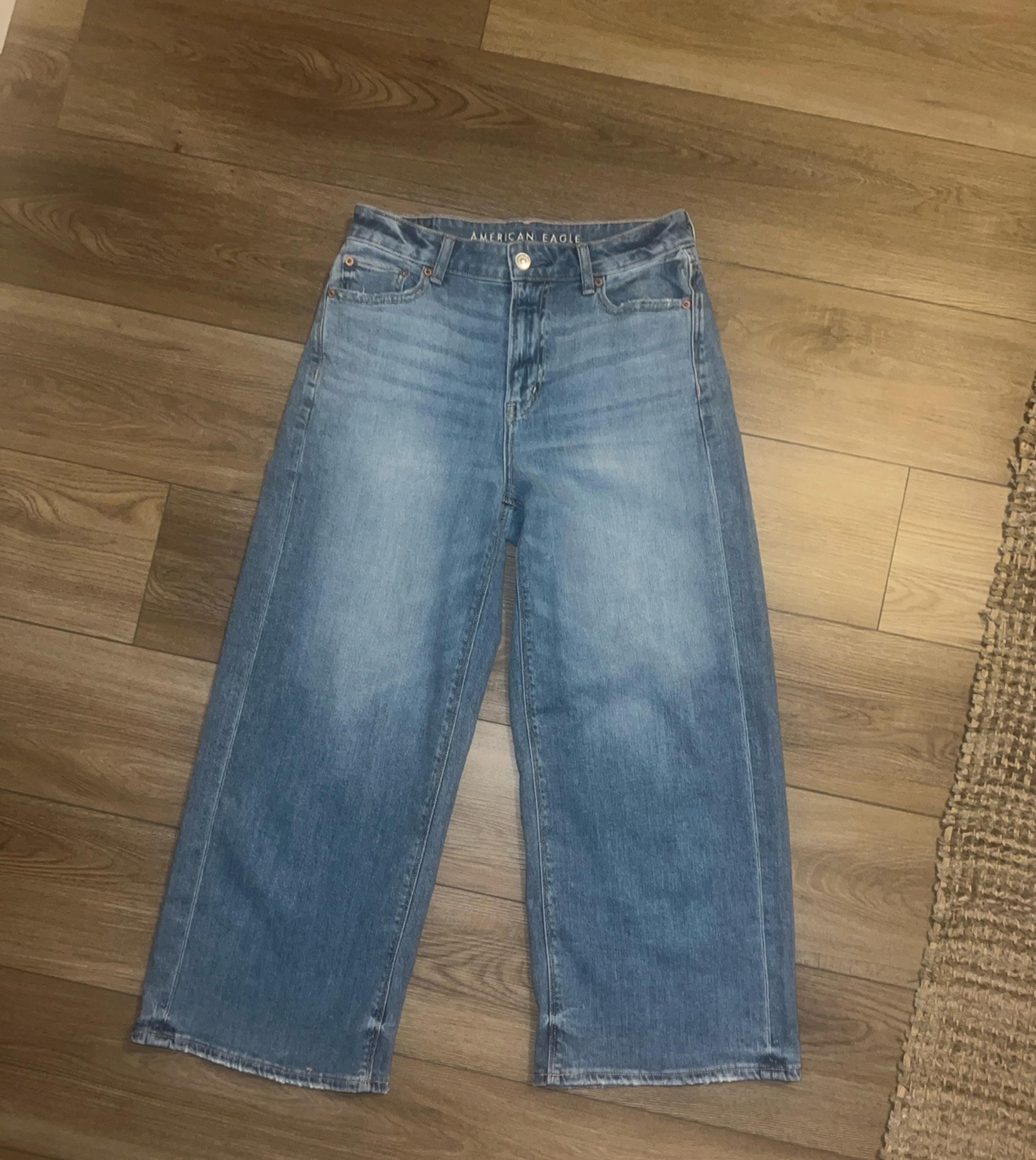 Women’s American Eagle (size 2) wide leg jean