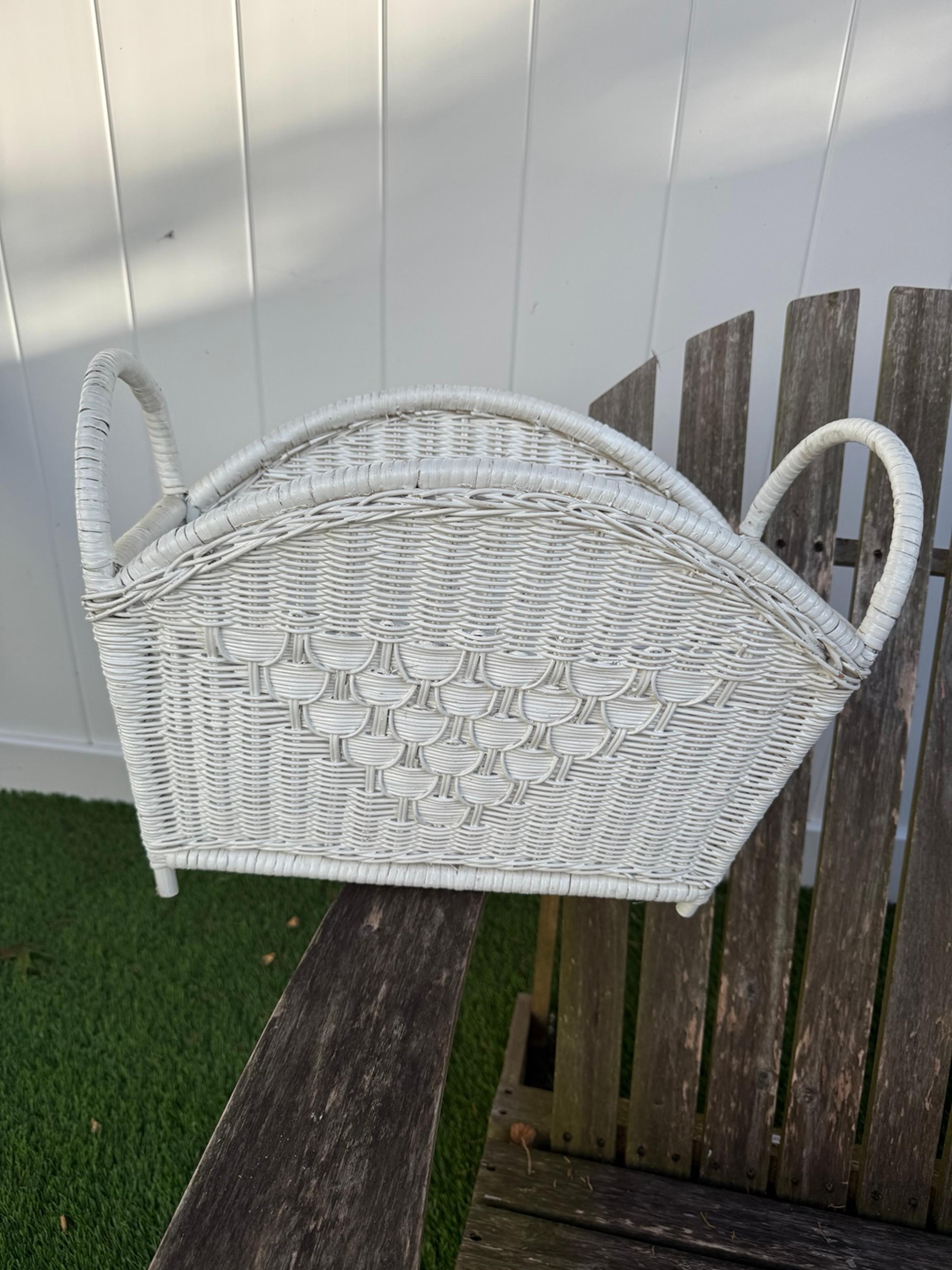 VTG White Wicker Woven Magazine Rack Yarn Caddy Storage Basket Récord Holder MCM