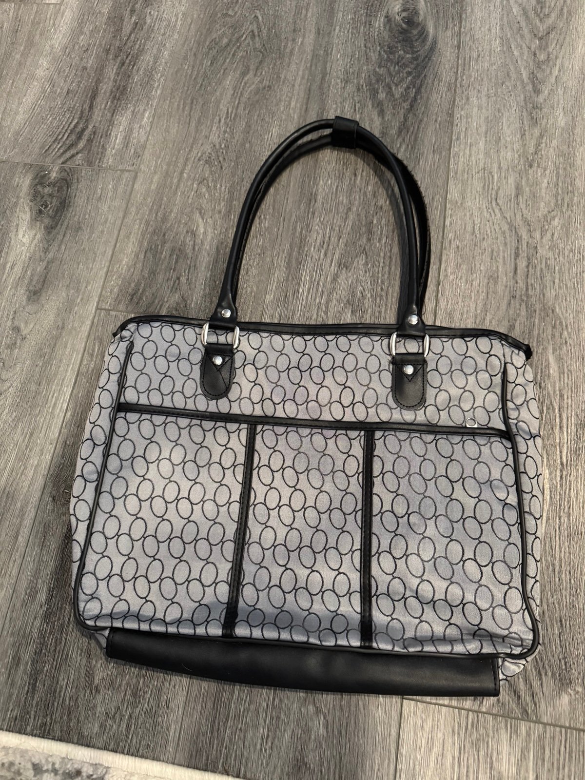 Gray tote with design