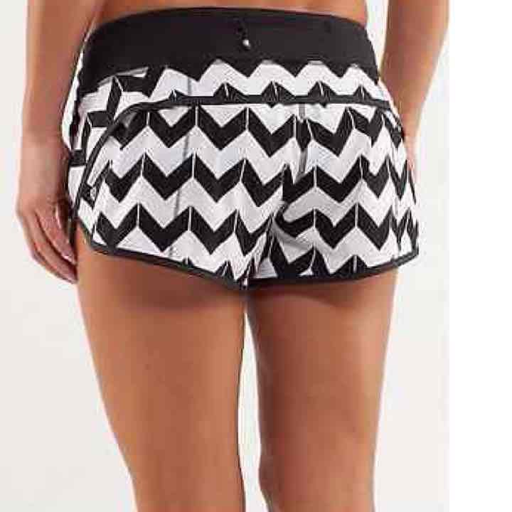 Lululemon sz 8 EUC chevron speed shorts