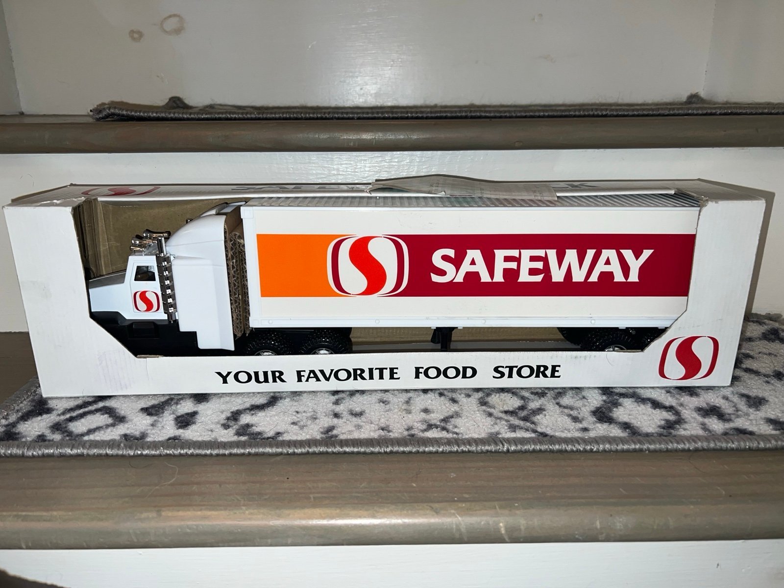 Safeway Grocery Store Tractor Trailer Semi Diesel Truck 19 + Toys R Us Set