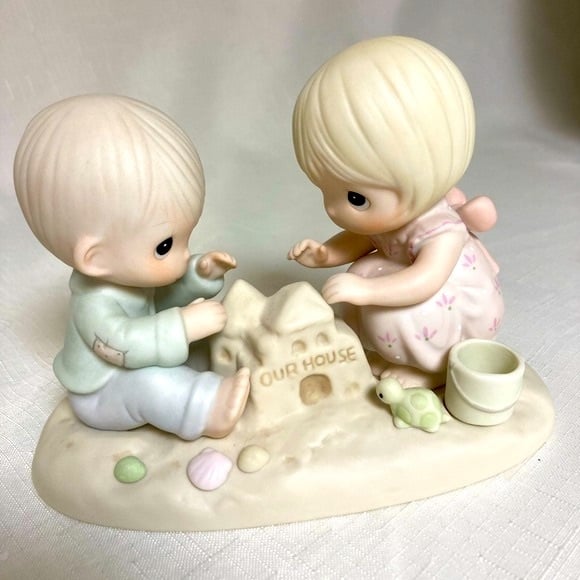 PRECIOUS MOMENT Vtg 12319 God Bless Home Figurine 1984 Boy Girl Sandcastle Beach