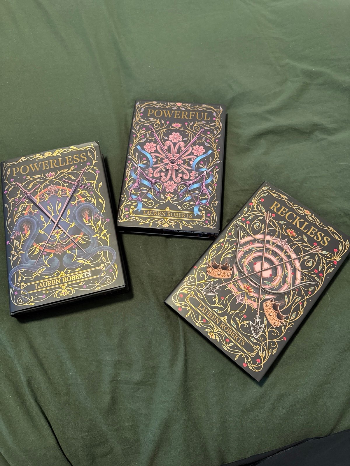 Powerless set - Lauren Roberts - Fairyloot