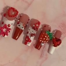 Press on nails // strawberry dreams