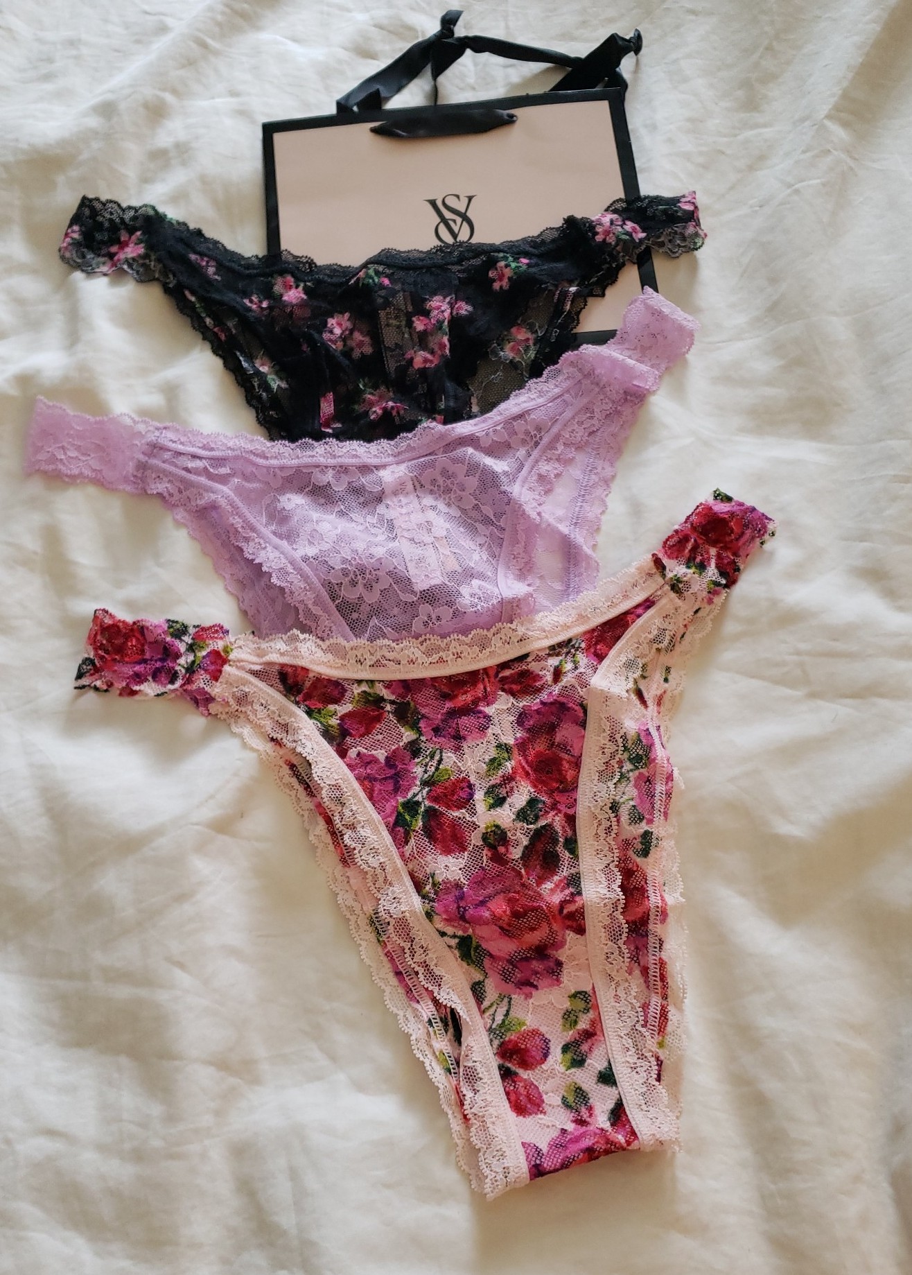 Victoria ’s Secret Brazilian Lace panties sz-M