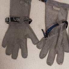 Mesh glove to cut meat