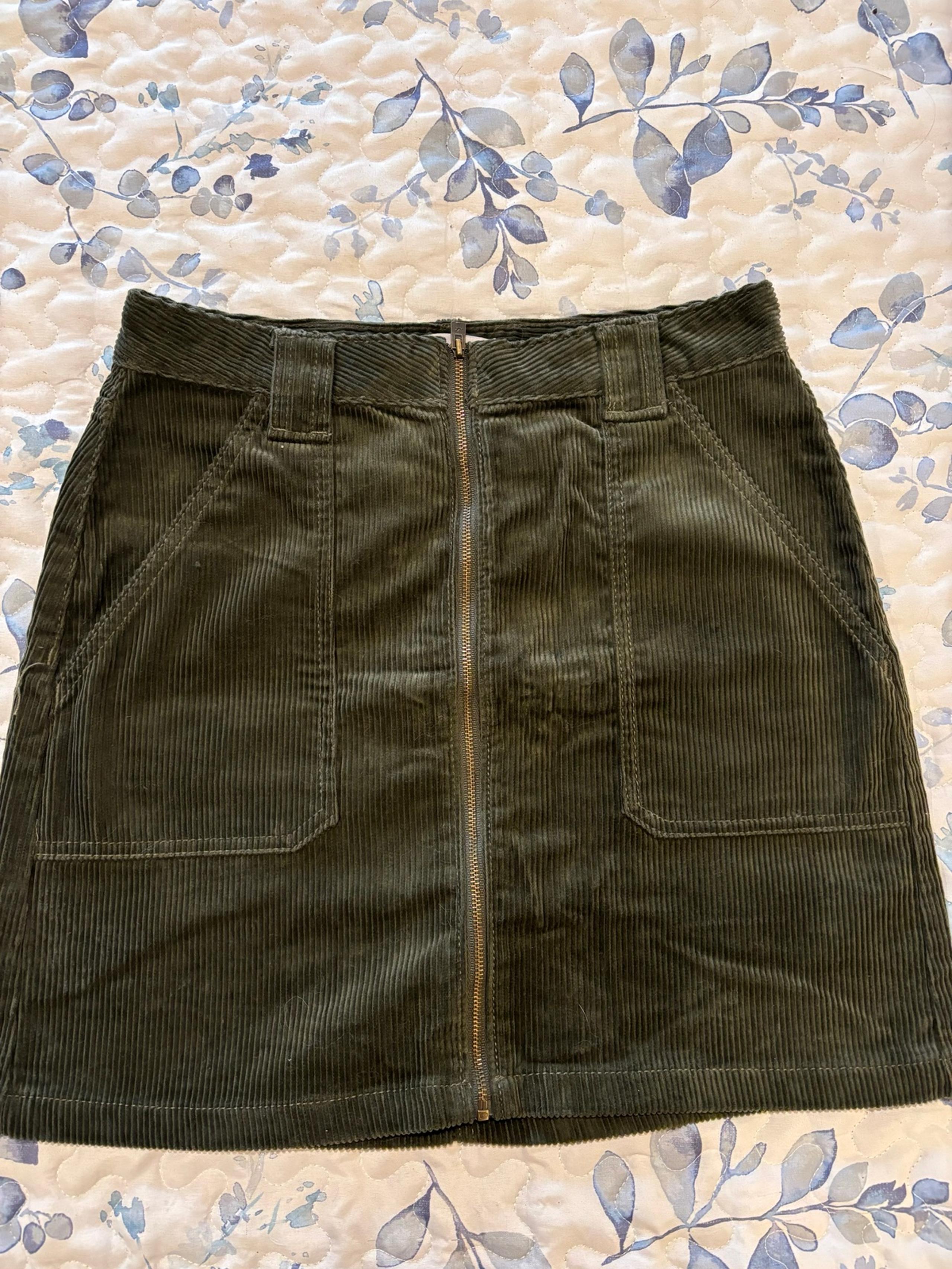 Hollister Olive green cuordoroy full zip Skirt size 7