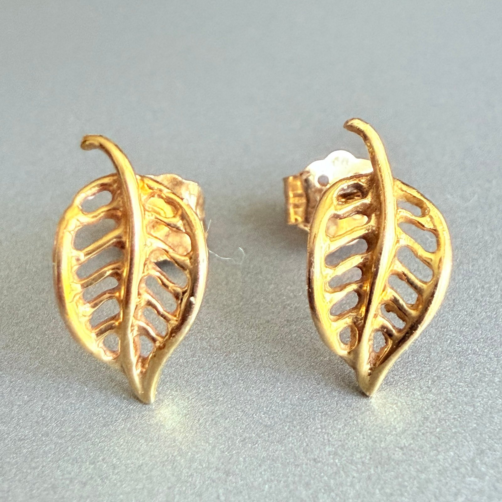 14k Yellow Gold Leaf Openwork Stud Earrings Vintage