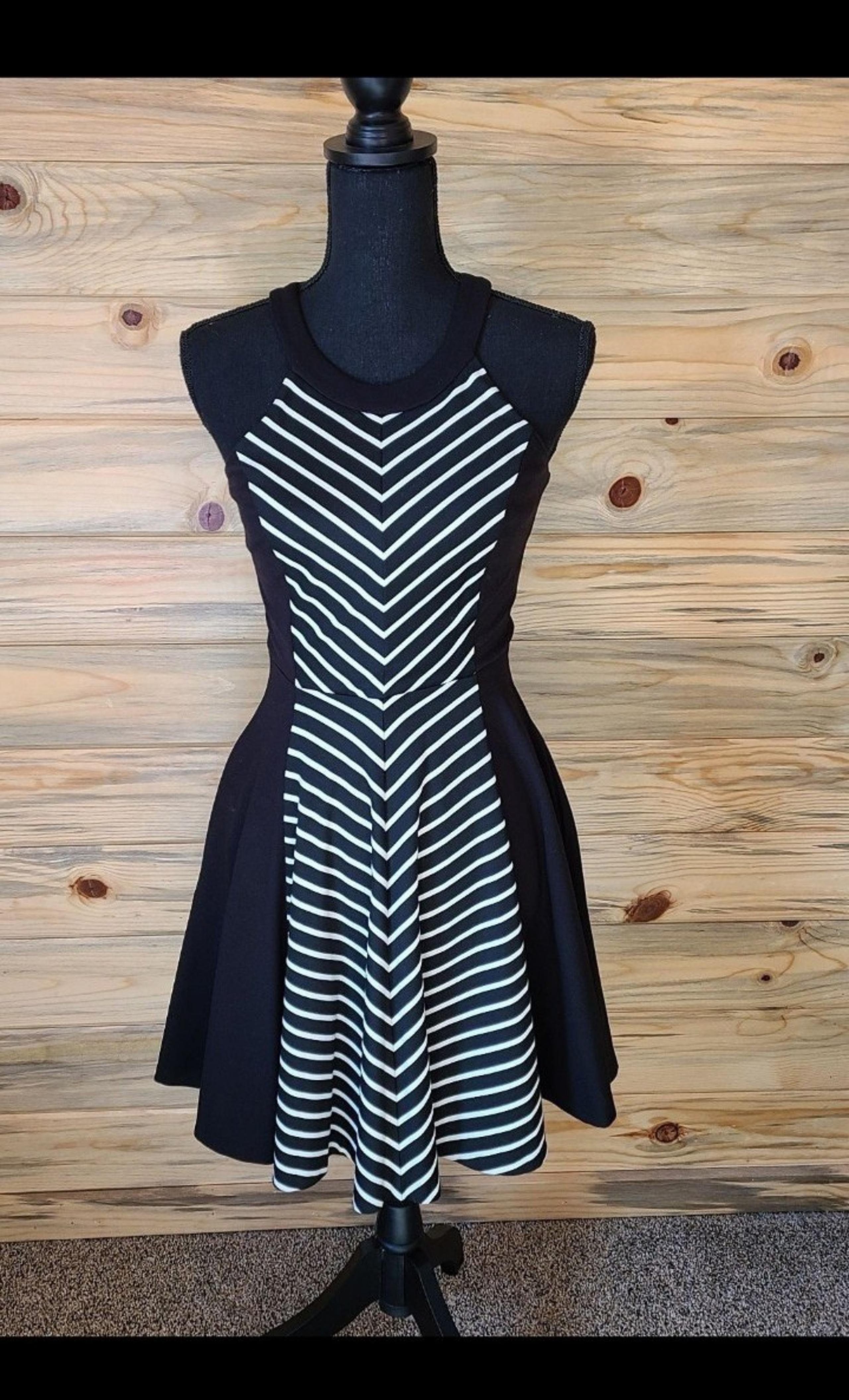 XOXO Ladies Black/ White Sleeveless Dress 1/2