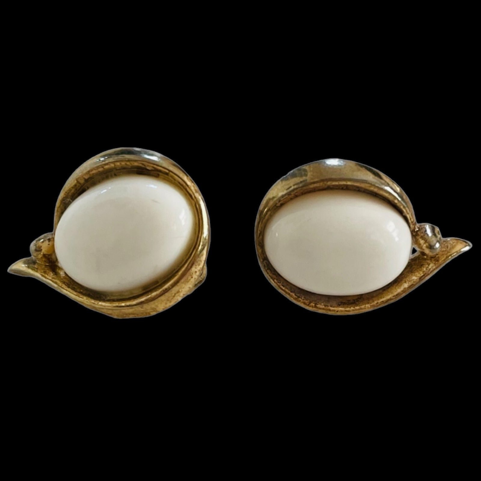 Vintage TRIFARI Oval Gold White Clip On Earrings Gold-Toned Earrings Womens Jewe
