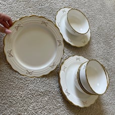 Set of 8 Gold Bows Dinner Plates & Bowls