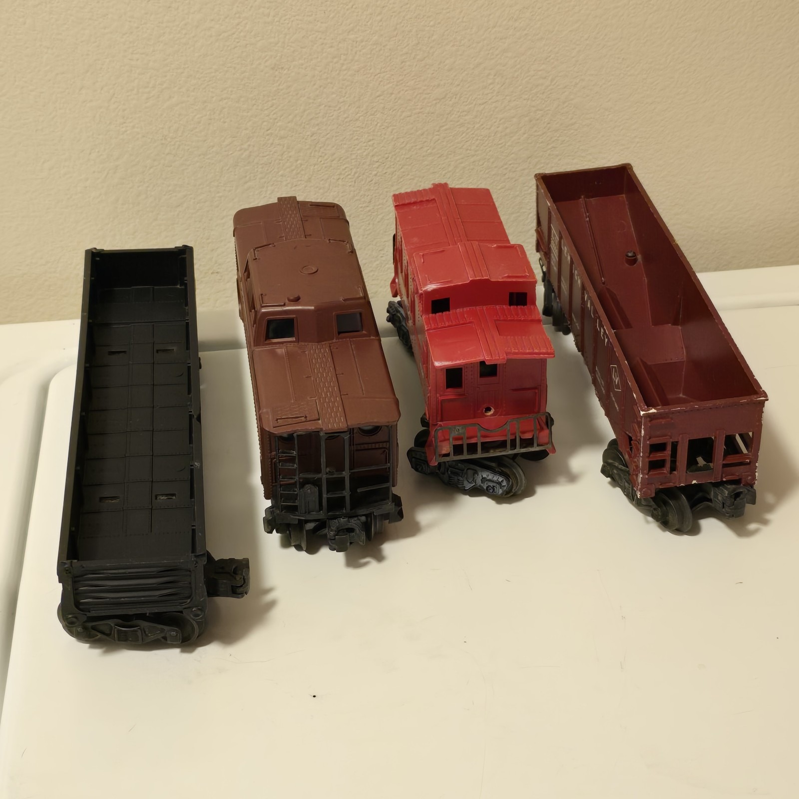 Vintage Lionel 0-Gauge Train Cars Caboose Gondala Hopper Lot of 4 Post War