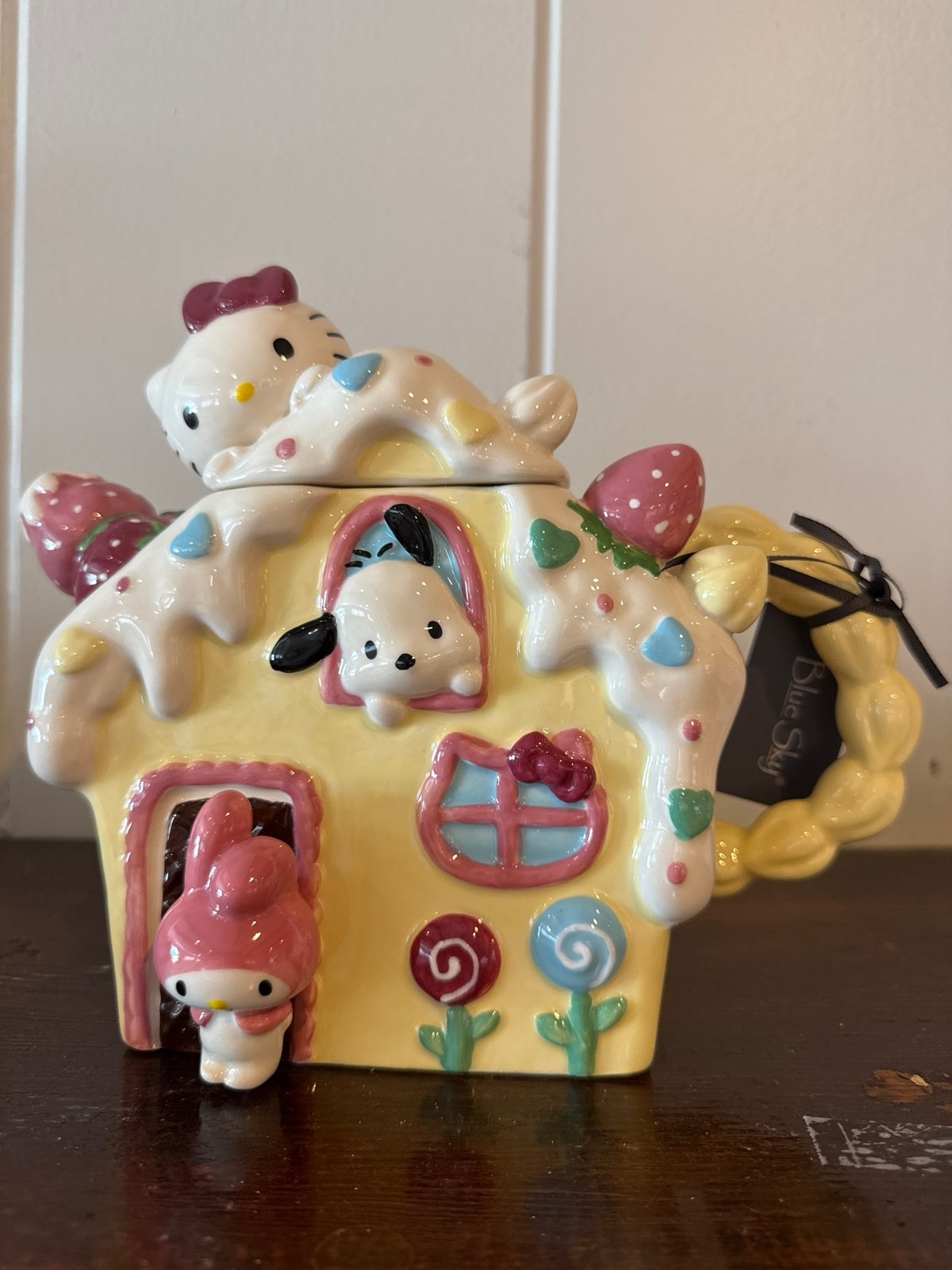 Hello kitty and friends strawberry house teapot